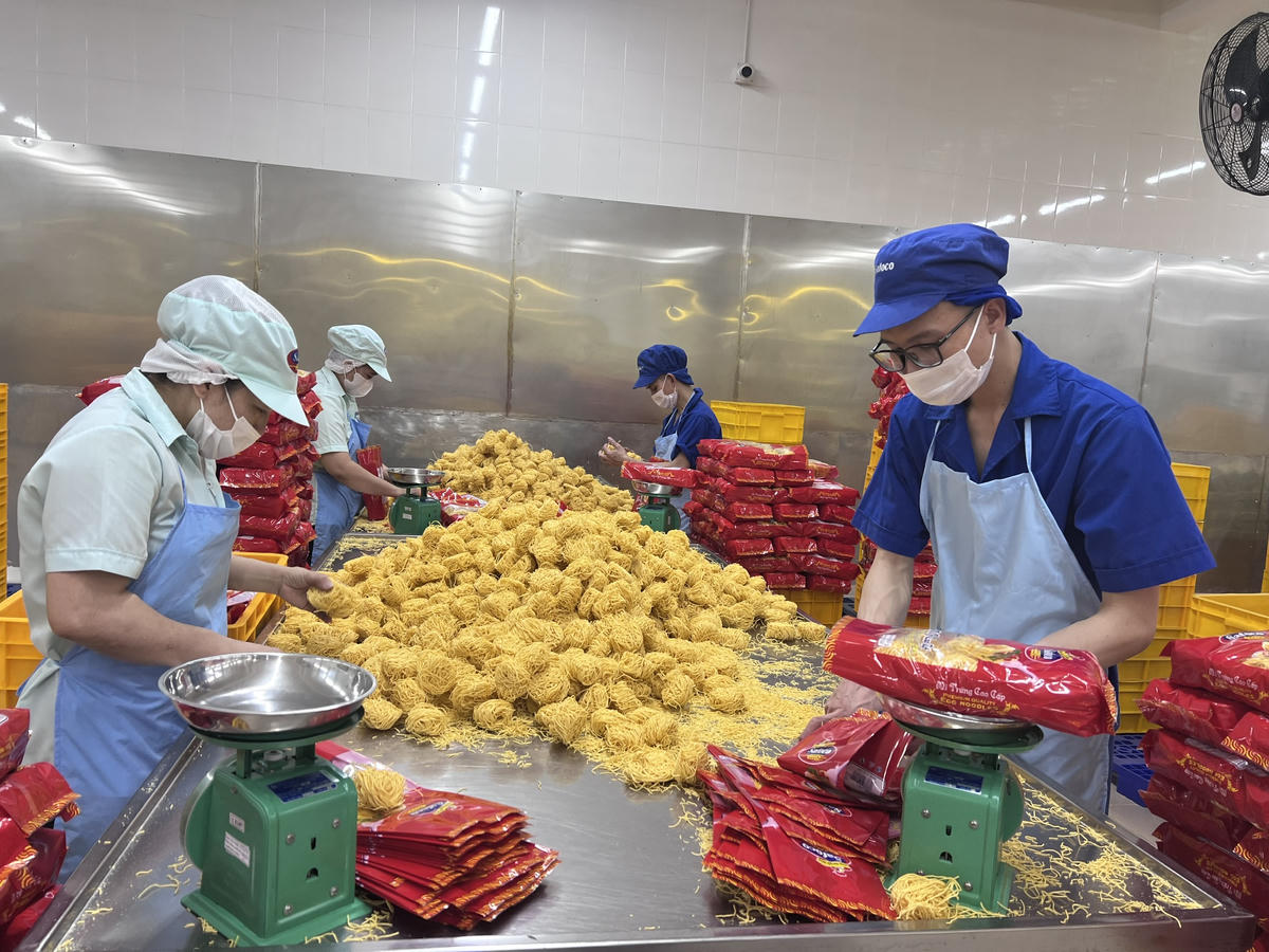 Doanh nghiệp sản xuất chủ động cung ứng nguồn hàng Tết. Ảnh: U.P