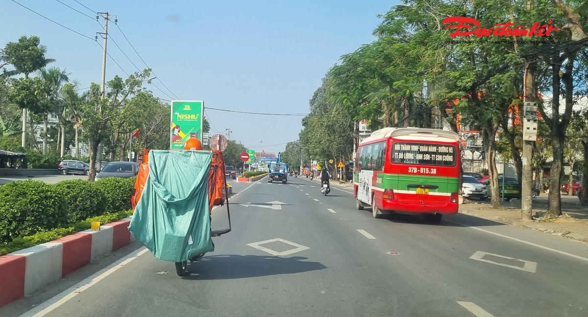 Theo Điểm b, Khoản 3, Điều 14 Nghị định 168/2024/NĐ-CP, người điều khiển phương tiện có biển số bị che lấp, bị che khuất, làm thay đổi hình dạng, kích thước, ký tự của biển số là hành vi vi phạm hành chính trong lĩnh vực giao thông đường bộ, đối với xe máy sẽ bị phạt tiền từ 4.000.000 đồng đến 6.000.000 đồng. Ảnh: ĐB.