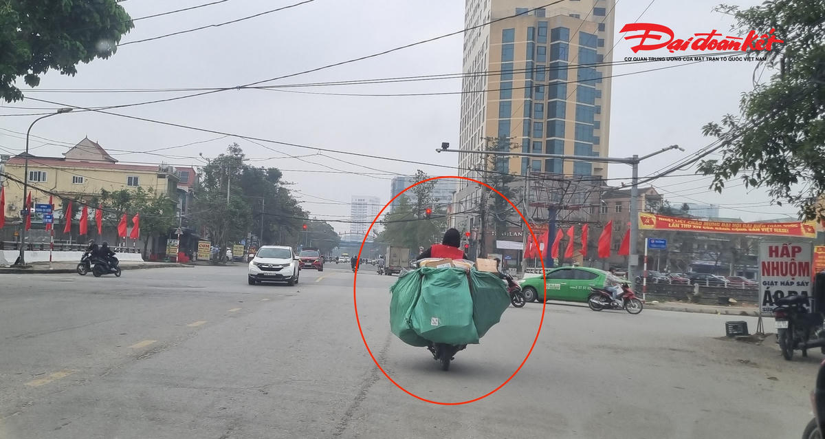 Trên nhiều tuyến đường như Lê Hồng Phong, Trần Phú, Lênin (TP Vinh cũ), hay các trục liên xã, liên huyện, tình trạng này diễn ra khá phổ biến. Những túi hàng cồng kềnh được treo phía sau xe vô tình hoặc cố ý che kín biển kiểm soát, gây khó khăn cho việc nhận diện phương tiện. Ảnh chụp trên đường Lê Viết Thuật, phường Vinh Lộc.