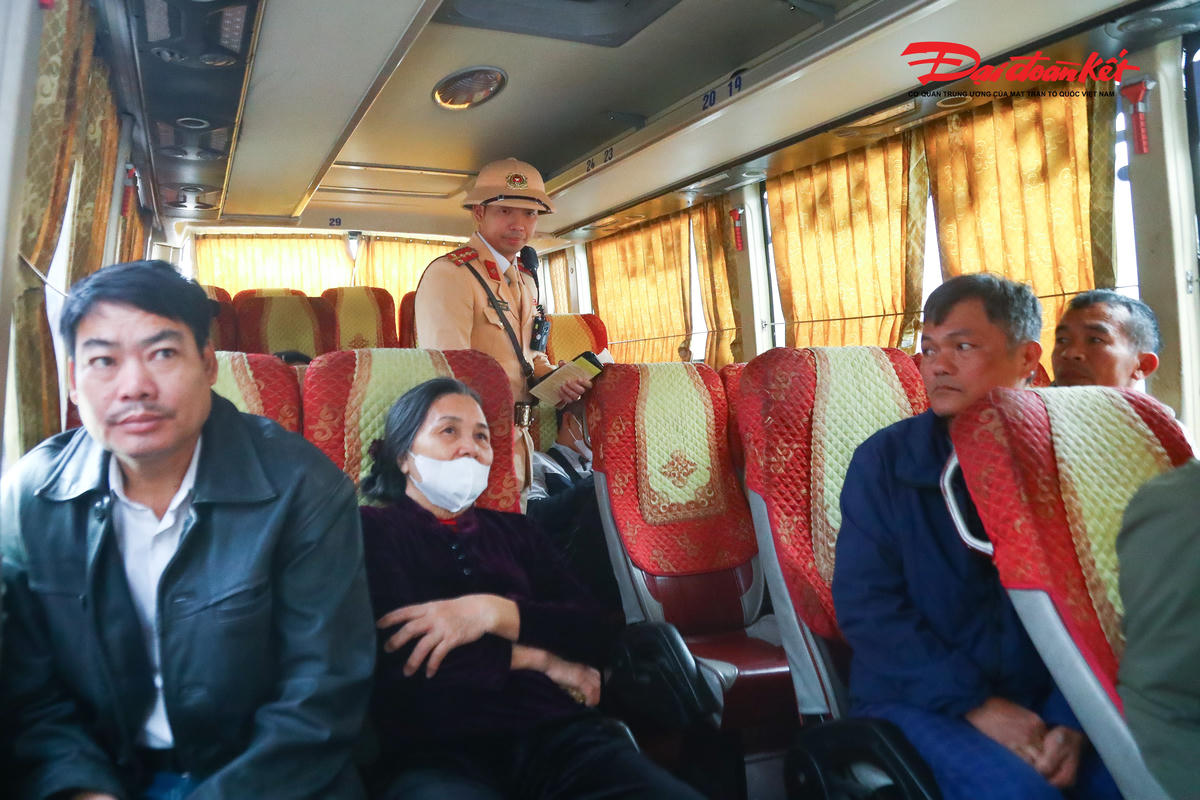 Để bảo đảm an toàn cho hành khách về quê trong dịp Tết, lực lượng CSGT đã trực tiếp lên xe kiểm tra các thiết bị an toàn, điều kiện kỹ thuật của phương tiện trước khi lưu thông.