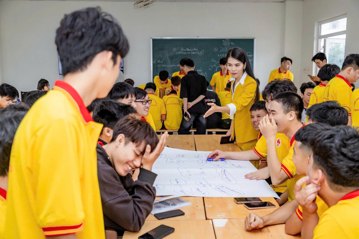 Sinh viên trường Cao đẳng Bách khoa Tây Nguyên trong giờ học thực hành làm việc nhóm.