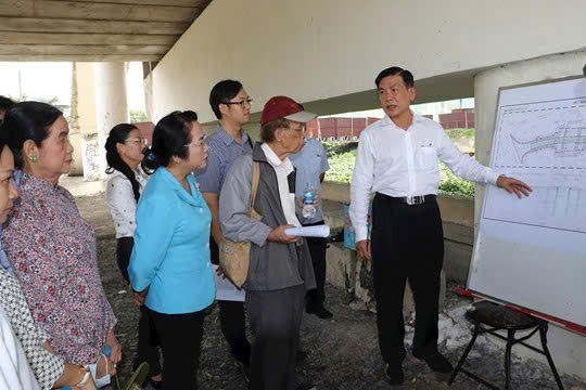 Đoàn công tác Ủy ban MTTQ Việt Nam TPHCM giám sát xây dựng một công trình giao thông tại phường Bình Tân.	Ảnh: Quốc Định