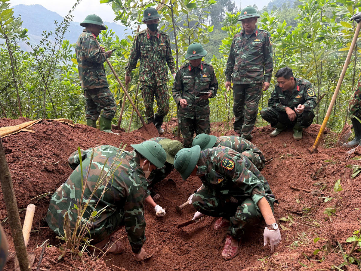 Đội 584 tổ chức tìm kiếm và quy tập hài cốt liệt sĩ. Ảnh: QSQT.
