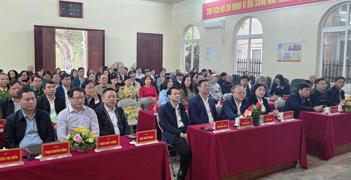 Các đại biểu và cử tri tham dự hội nghị. Ảnh: Nguyễn Chung.