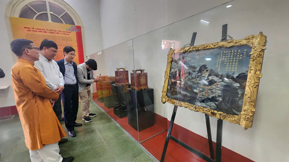 Thông qua hệ thống hiện vật, tư liệu và hình ảnh được trưng bày, triển lãm mang đến cho công chúng cái nhìn sâu sắc và gần gũi hơn về vai trò của ngựa trong đời sống cung đình xưa, đồng thời giới thiệu hình tượng Long Mã như biểu trưng cho điềm lành, trí tuệ và khát vọng hưng thịnh của quốc gia dưới triều Nguyễn. Qua đó, góp phần lan tỏa những giá trị văn hóa truyền thống trong những ngày đầu xuân mới.&nbsp;Ảnh: L.C.