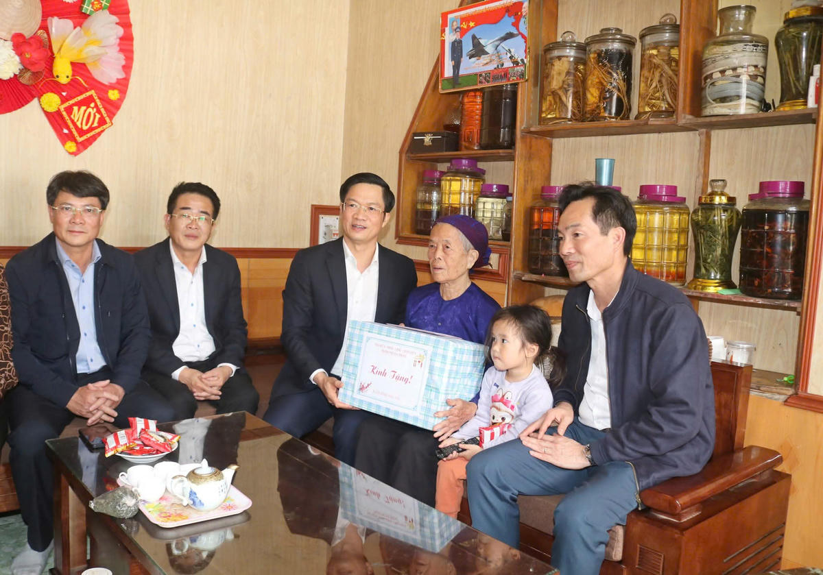 Phó Bí thư Thành ủy, Chủ tịch Ủy ban MTTQ Việt Nam thành phố Phạm Văn Lập tặng quà Tết gia đình bà Nguyễn Thị Huê. Ảnh: PT.&nbsp;