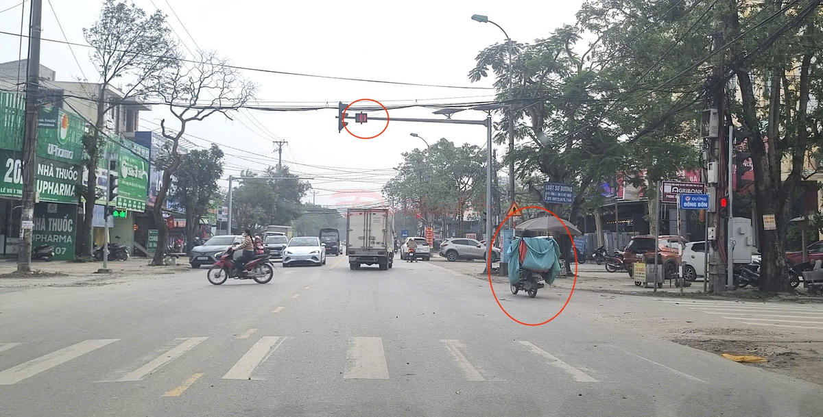 Thậm chí, lợi dụng việc phía sau đã có túi hàng che khuất biển số, không ít shipper còn cố tình vượt đèn đỏ khi lưu thông. Hành vi này không chỉ vi phạm nghiêm trọng luật giao thông mà còn tiềm ẩn nguy cơ tai nạn, gây bức xúc và lo ngại trong dư luận. Ảnh: ĐB.
