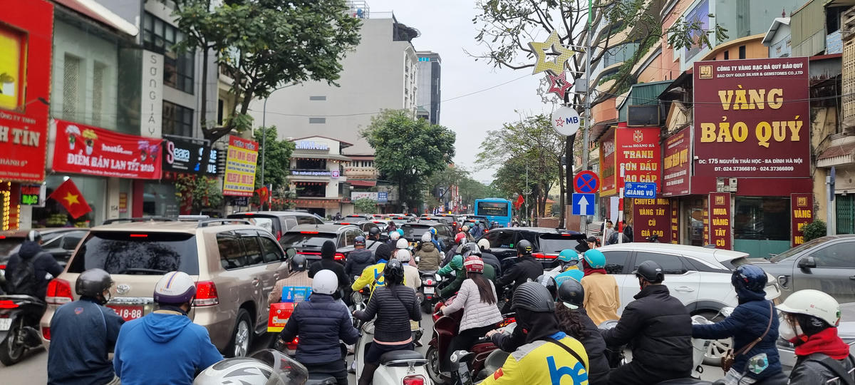 Tắc đường lúc 3 giờ 5 phút chiều 4/2 tại ngã 3 Nguyễn Thái Học - Giảng Võ. 	Ảnh: Minh Quân