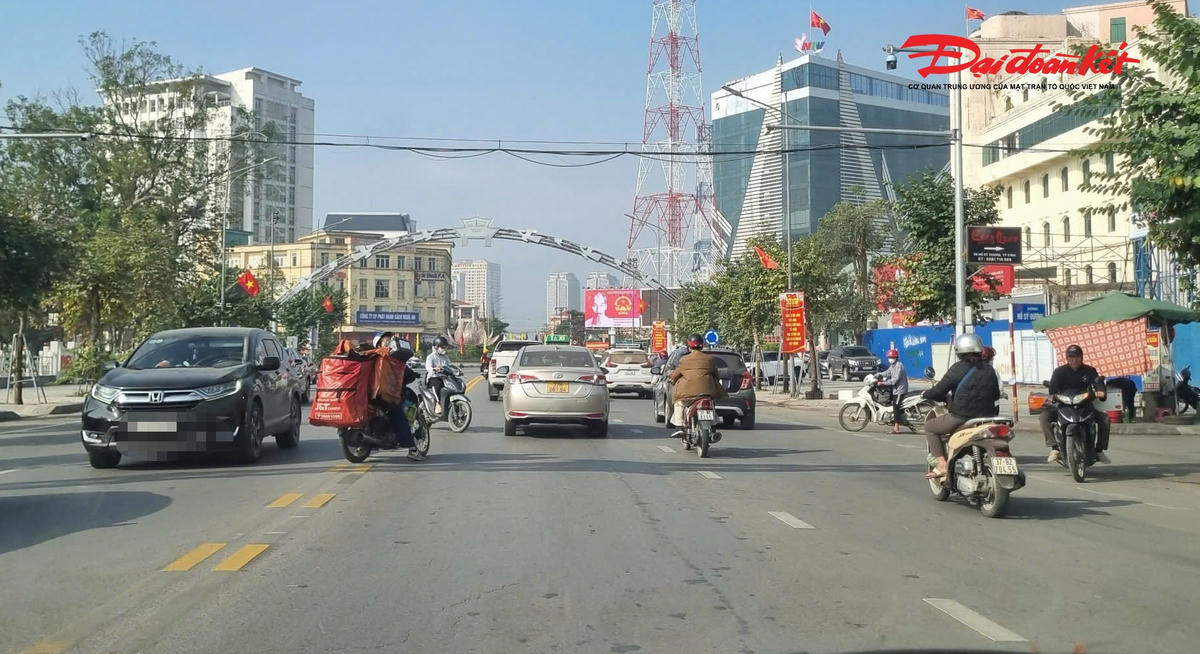 Tình trạng này diễn ra thường xuyên, len lỏi từ quốc lộ, tỉnh lộ đến đường liên thôn, khối xóm. Đây là những hành vi vi phạm pháp luật giao thông đường bộ, tiềm ẩn nhiều hệ lụy nghiêm trọng, trong đó có việc va quệt với các phương tiện khác nhưng rất khó để xử lý. Ảnh: ĐB.