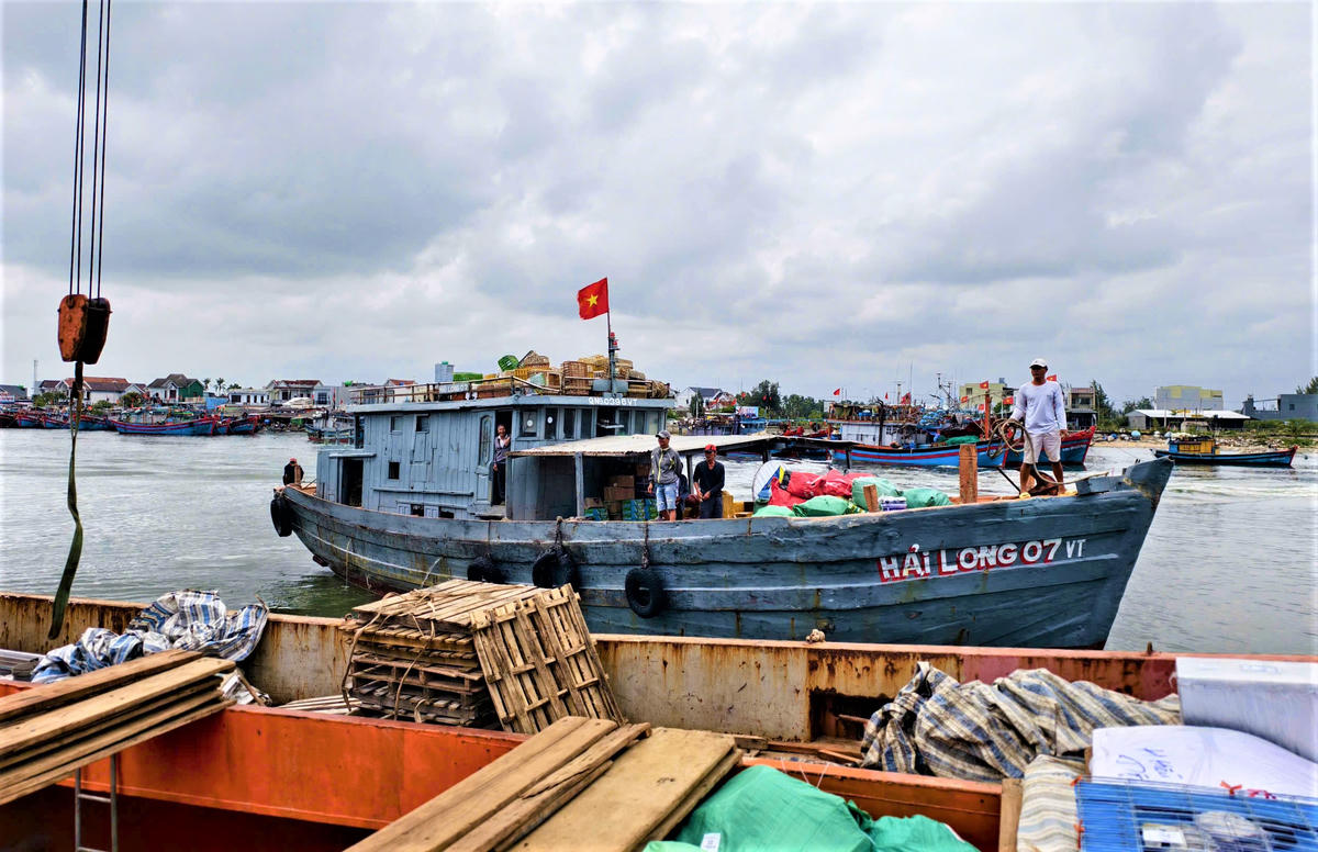 Tàu vận tải cập cảng Sa Kỳ chở hàng hóa, nhu yếu phẩm ra đặc khu Lý Sơn. Ảnh: CV.