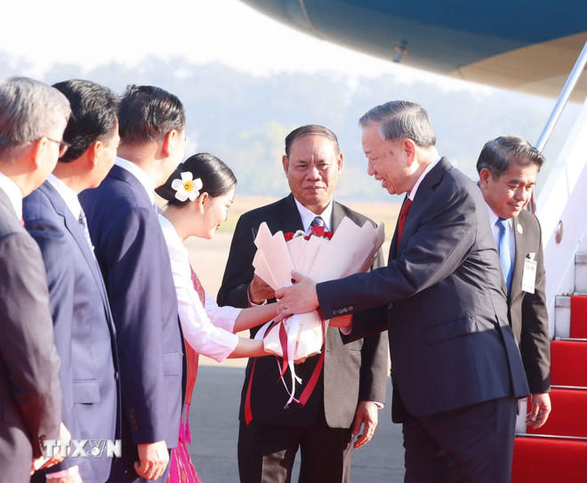 Tổng Bí thư Tô Lâm đến Thủ đô Vientiane, bắt đầu chuyến thăm cấp Nhà nước tới Cộng hòa Dân chủ Nhân dân Lào. (Ảnh: Thống Nhất/TTXVN).
