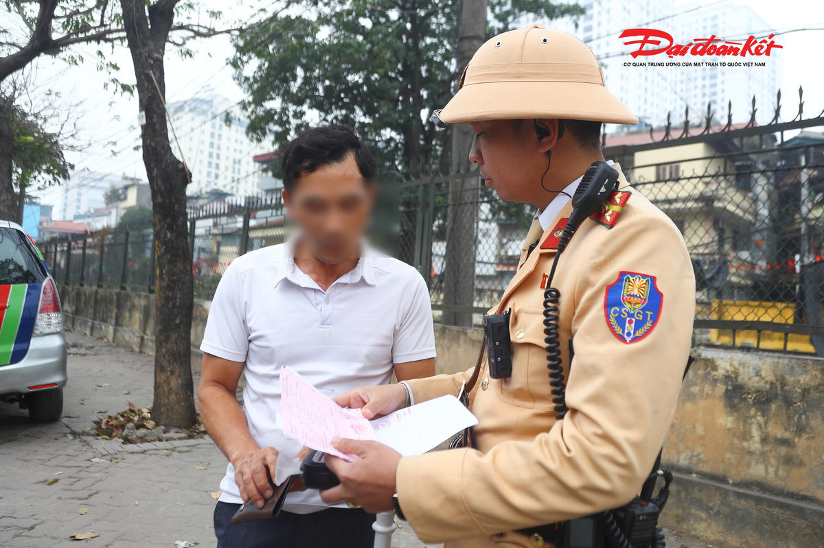 “Bên cạnh việc tăng cường tuần tra trực tiếp, chúng tôi phối hợp với công an các phường, Ban quản lý bến xe và Trung tâm điều khiển giao thông Hà Nội, đồng thời ứng dụng hệ thống camera AI để phát hiện, xử lý vi phạm, góp phần bảo đảm trật tự, an toàn giao thông cho người dân trong dịp Tết Nguyên đán", Trung tá Kiên cho hay.