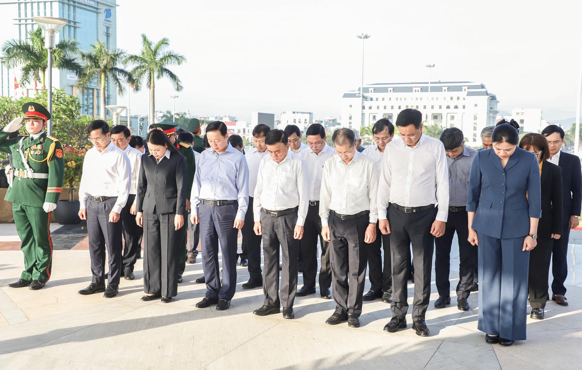 Các đại biểu dành phút mặc niệm tưởng nhớ các anh hùng liệt sĩ. Ảnh: CV.