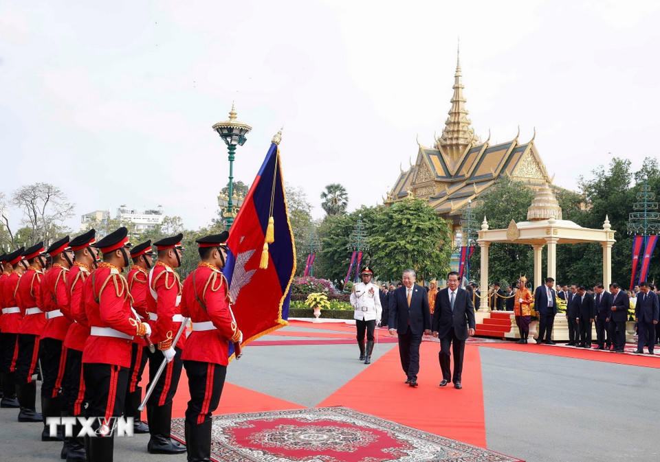 Tổng Bí thư Tô Lâm và Samdech Techo Hun Sen duyệt Đội danh dự Quân đội Hoàng gia Campuchia. (Ảnh: Thống Nhất/TTXVN).