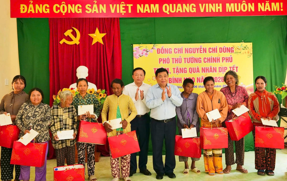 Phó Thủ tướng Nguyễn Chí Dũng và Phó Chủ tịch UBND tỉnh Lê Huyền trao quà Tết cho các hộ nghèo, hộ đồng bào dân tộc thiểu số thôn Xóm Bằng, xã Ninh Hải, tỉnh Khánh Hòa. (ảnh X.H) 