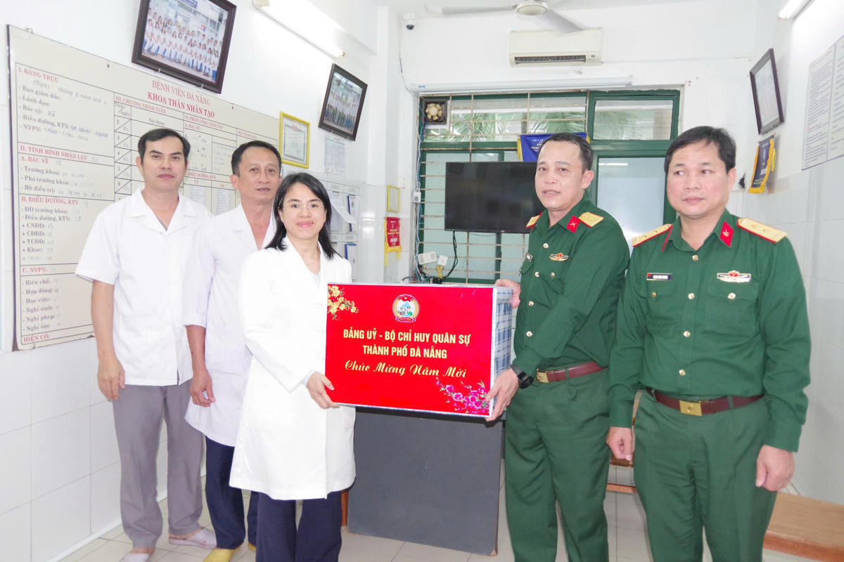 Đại tá Trần Hữu Ích, Chỉ huy trưởng Bộ Chỉ huy Quân sự TP Đà Nẵng chúc Tết cán bộ của BVĐK Đà Nẵng. Ảnh: CV.