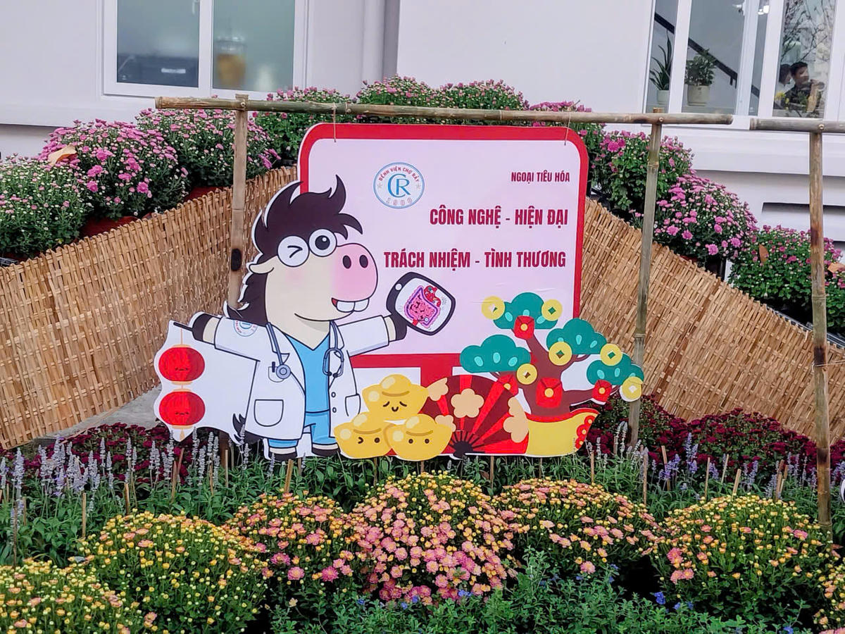 Từ những ý tưởng sáng tạo và tinh thần đoàn kết, các tập thể đã xây dựng 15 cụm tiểu cảnh với nhiều loại hình trang trí đa dạng, hài hòa giữa yếu tố truyền thống và hiện đại. Ảnh: S.X