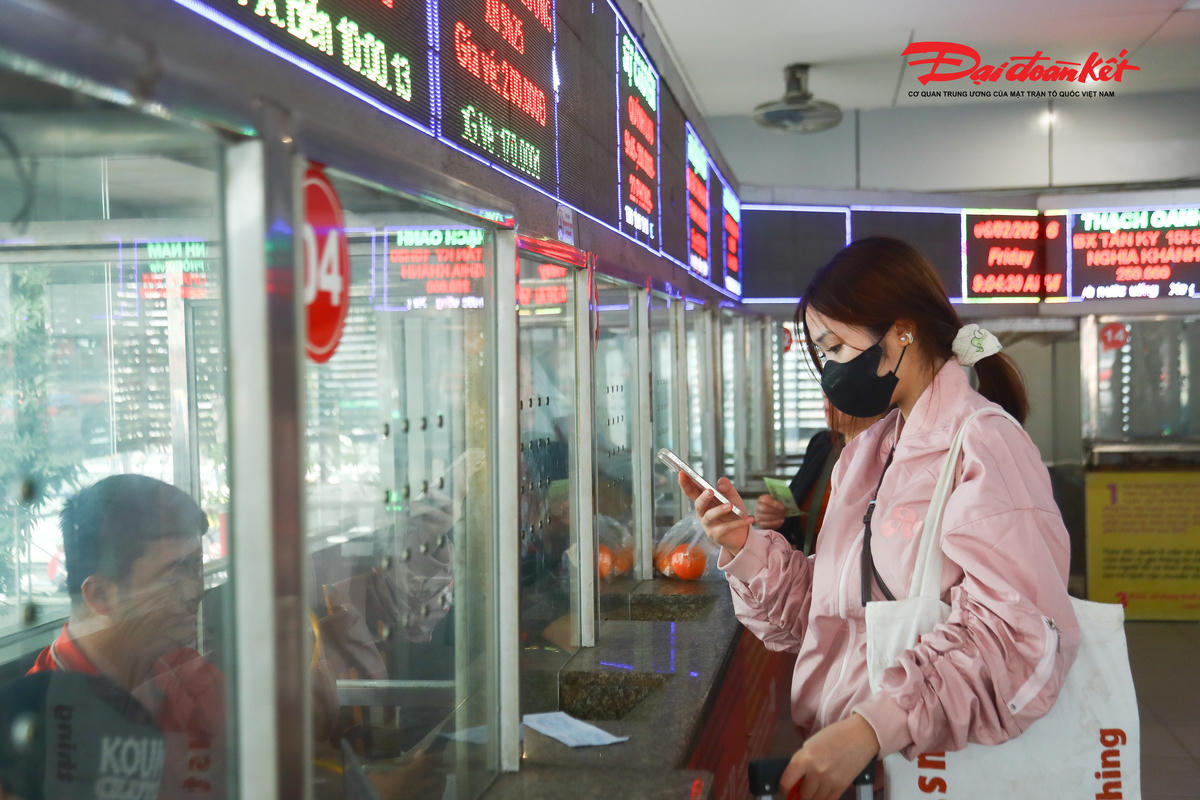 Người dân mua vé về quê ăn Tết tại bến xe Nước Ngầm.. 