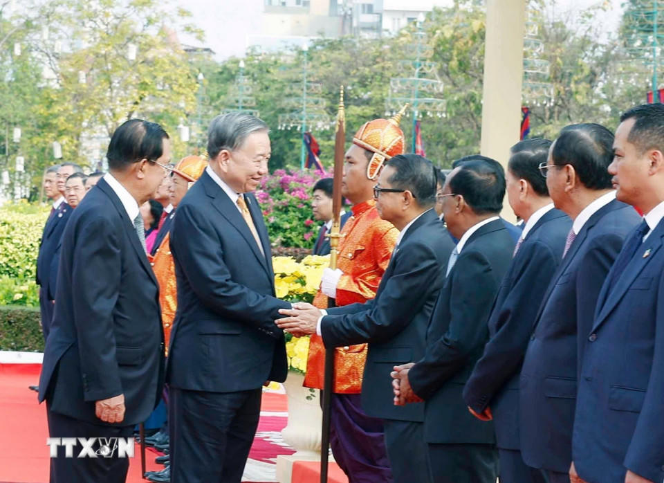 Tổng Bí thư Tô Lâm với thành viên đoàn cấp cao Campuchia. (Ảnh: Thống Nhất/TTXVN).