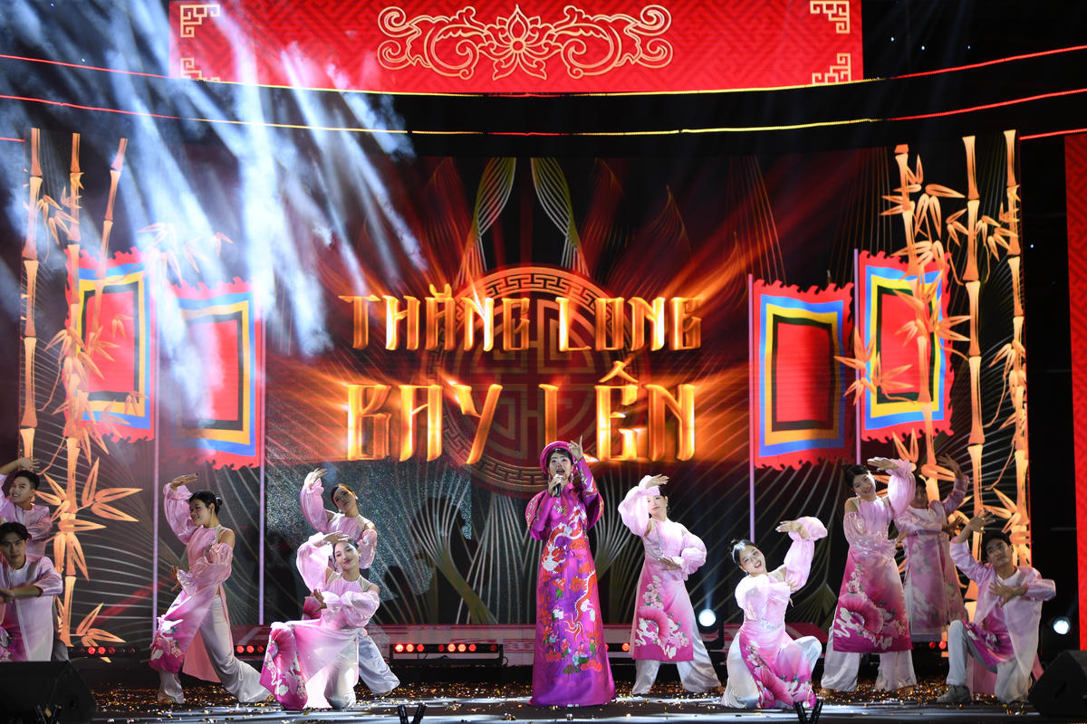 Các nghệ sĩ cùng hòa chung nhịp điệu trên sân khấu chính, thể hiện tinh thần đoàn kết và khát vọng về một mùa xuân và năm mới thịnh vượng của Thủ đô và đất nước. Ảnh: Phạm Sỹ.
