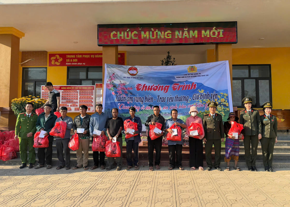 Đại diện lãnh đạo Phòng PA05 và Ủy ban MTTQ Việt Nam xã trao quà cho học sinh, người dân tại xã A Dơi. Ảnh: TH.