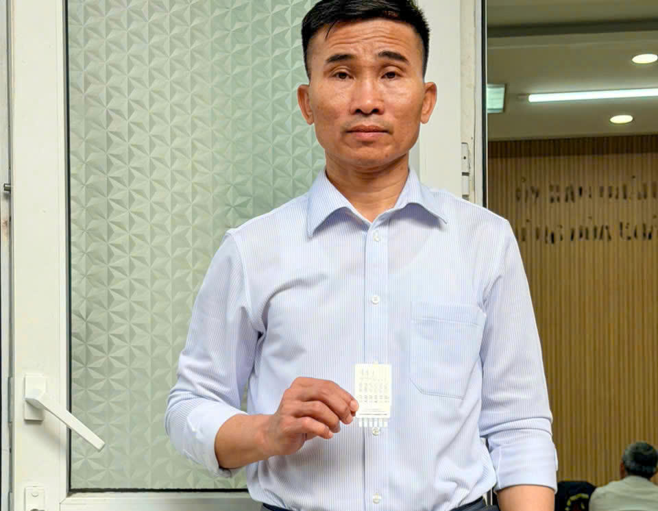 Cơ quan điều tra tống đạt quyết định đối với Nguyễn Văn Hoàng, Giám đốc Công ty TNHH SXKD Phương Nguyên. Ảnh: CV.