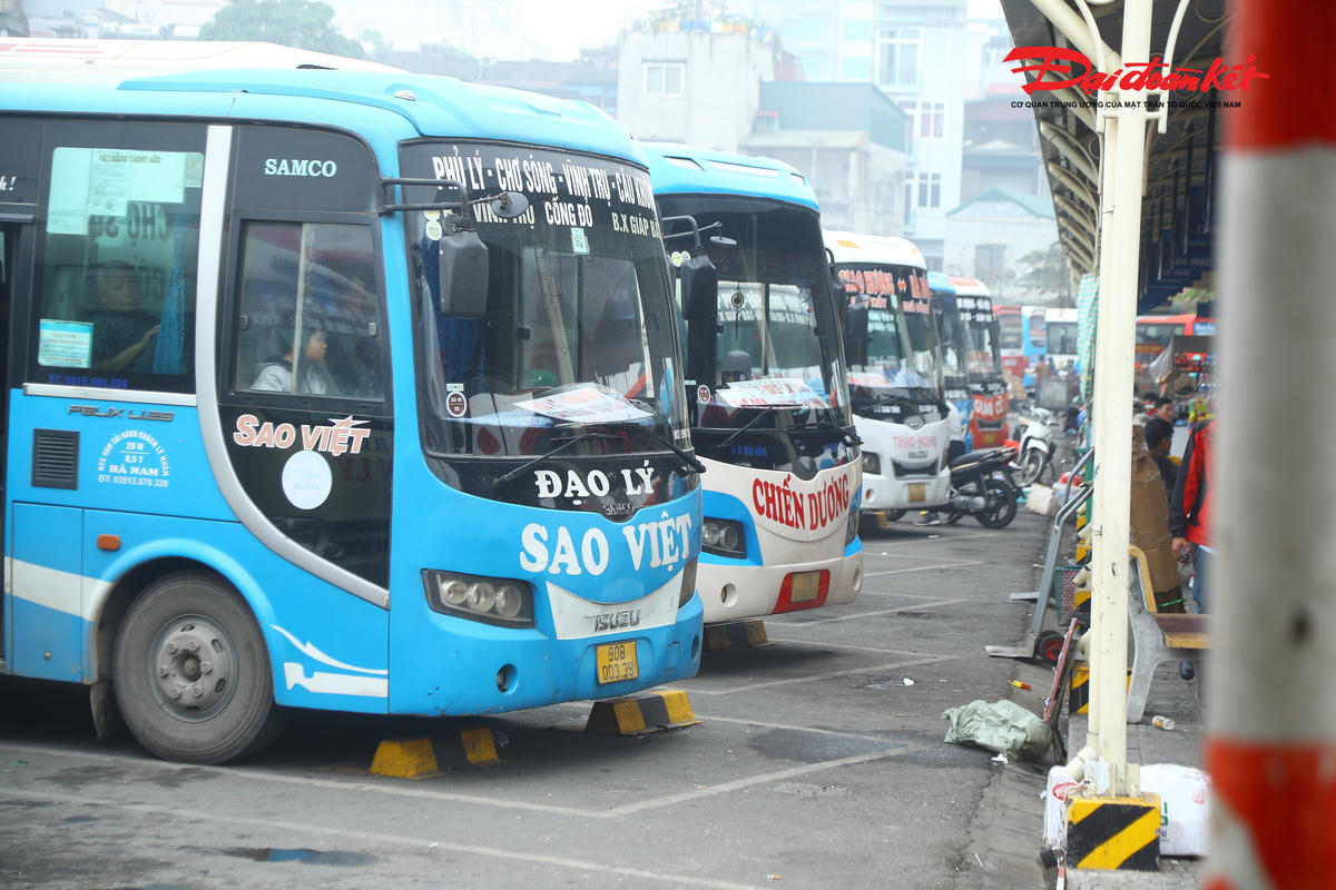 Công ty Cổ phần Bến xe Hà Nội cho biết,&nbsp;kỳ nghỉ Tết Nguyên đán Bính Ngọ năm 2026 kéo dài 9 ngày&nbsp;tại bến xe Giáp Bát – cửa ngõ phía Nam của Thủ đô, lượng khách trong ngày cao điểm có thể đạt khoảng 16.000 lượt/ngày, tăng tới 400% so với ngày thường. Lượt xe dự kiến từ 850 đến 900 lượt/ngày, tập trung ở các tuyến Nam Định, Thái Bình, Ninh Bình, Thanh Hóa…
