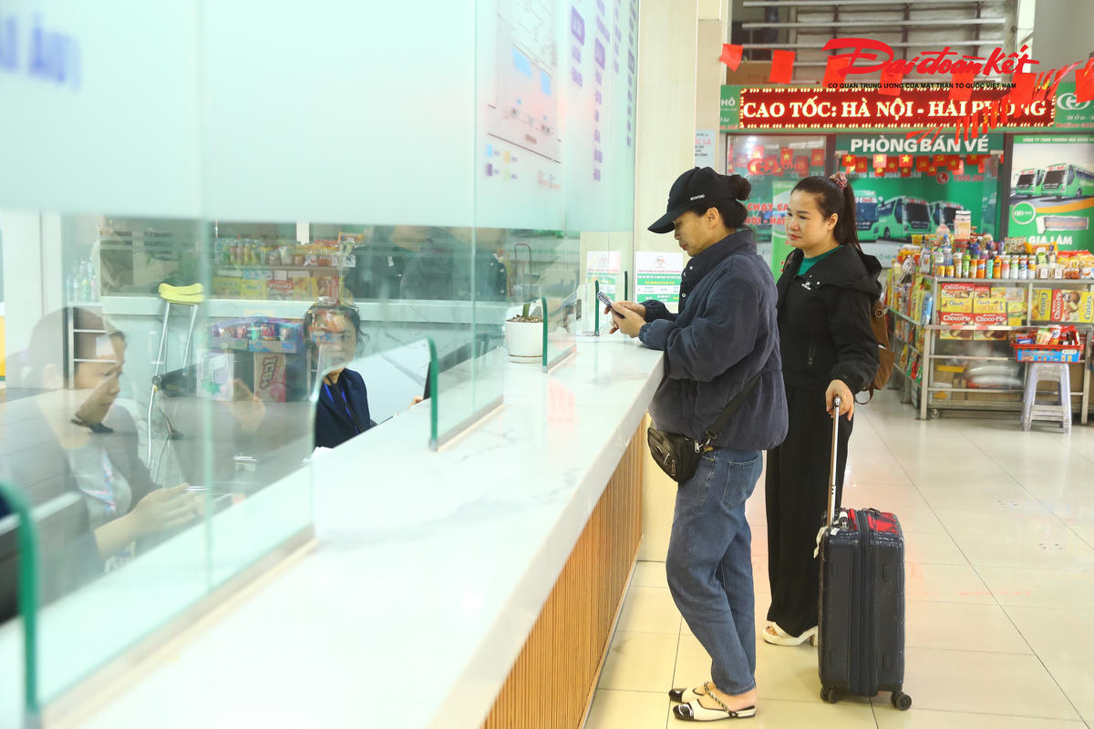 Tại bến xe Gia Lâm, không khí phục vụ Tết Nguyên đán cũng đã bắt đầu rộn ràng. Những ngày này, lượng hành khách đến mua vé về các tỉnh phía Bắc tăng dần, tập trung vào các tuyến như Quảng Ninh, Hải Phòng, Lạng Sơn… Khu vực bán vé, phòng chờ được sắp xếp gọn gàng, vệ sinh sạch sẽ; lực lượng nhân viên túc trực hướng dẫn, hỗ trợ hành khách, nhất là người cao tuổi và những hành khách mang nhiều hành lý.