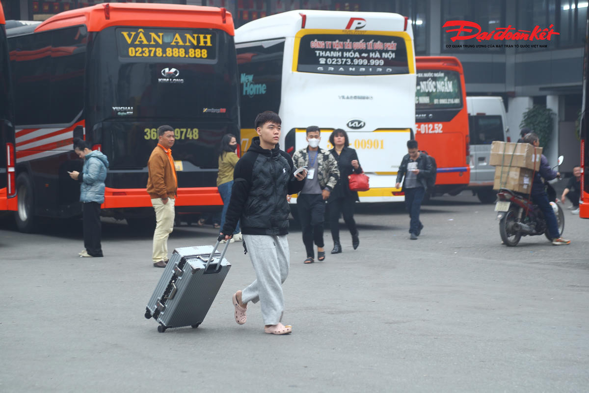 "Để bảo đảm an ninh trật tự trong và ngoài khu vực bến xe, chúng tôi đã phối hợp chặt chẽ với Công an phường Yên Sở, Đội Cảnh sát giao thông số 14 và Phòng Cảnh sát hình sự. Các lực lượng chức năng thường xuyên có mặt tại bến, đặc biệt trong những ngày cao điểm, nhằm kịp thời xử lý các tình huống phát sinh, giữ gìn trật tự, bảo đảm an toàn giao thông và giúp khu vực bến xe luôn thông thoáng", ông&nbsp;Trịnh Hoài Lam nói.