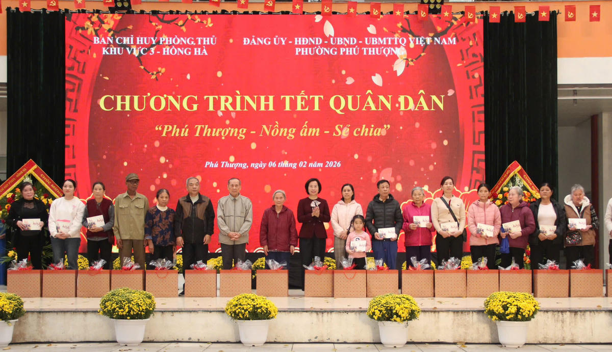 Bà Bùi Huyền Mai, Chủ tịch Ủy ban MTTQ Việt Nam TP Hà Nội tặng quà cho các gia đình và học sinh có hoàn cảnh khó khăn trên địa bàn phường Phú Thượng. Ảnh: PV