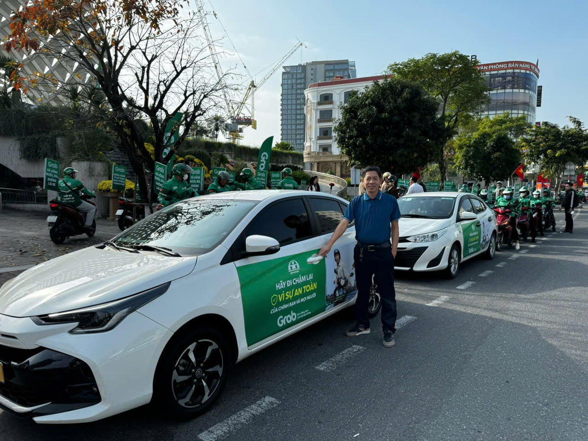Các tài xế hưởng ứng chương trình roadshow. Ảnh: Nguyễn Tú.