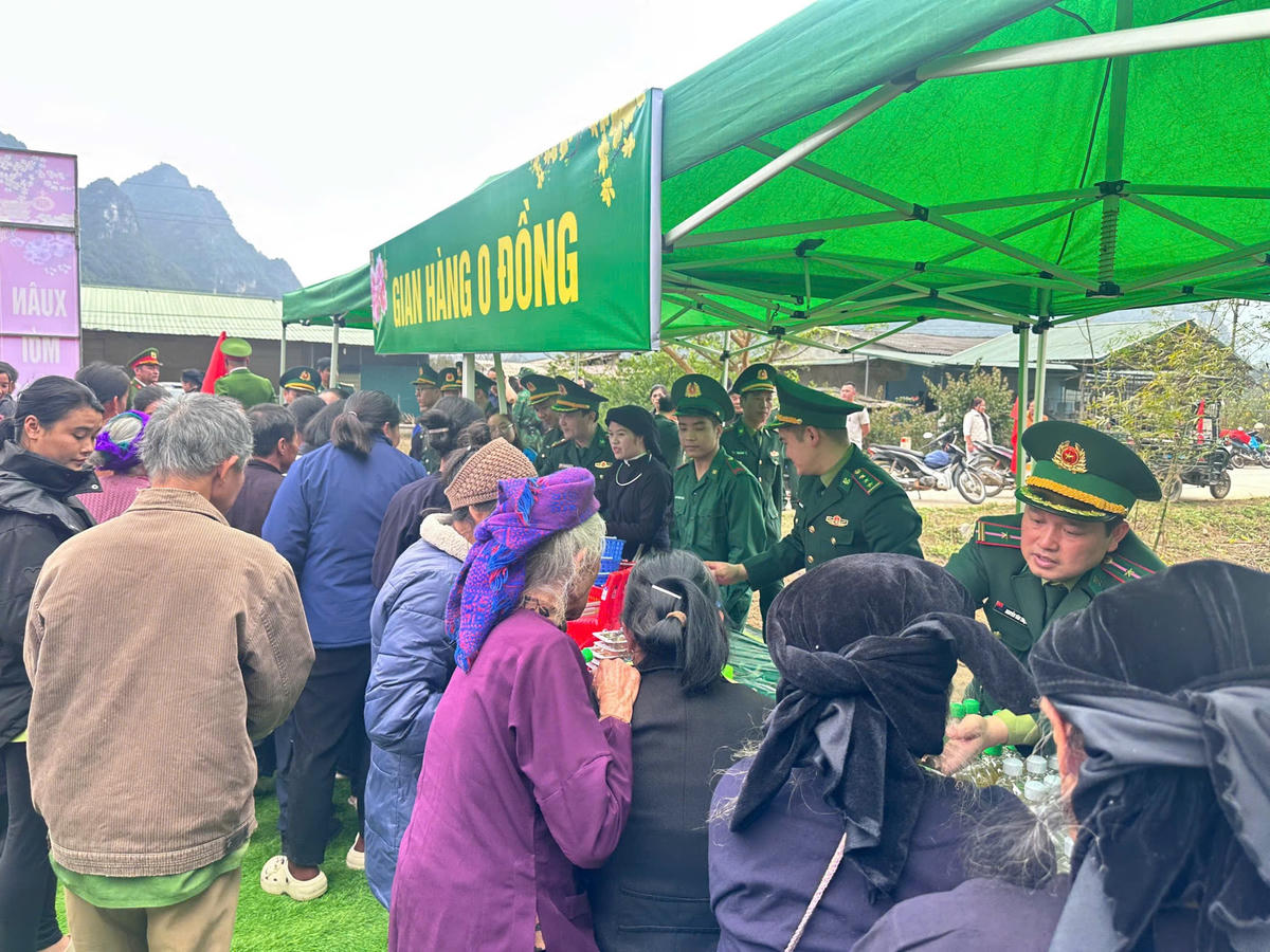 Gian hàng 0 đồng mang nhiều phần quà đến bà con. Ảnh: Hân Nguyễn.