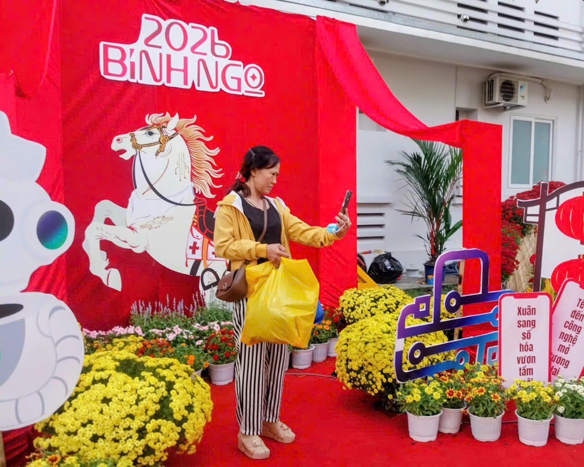 Nhiều người bệnh, thân nhân người bệnh tự chụp hình trước các tiểu cảnh tươi vui đầy sắc màu. Ảnh: S.X