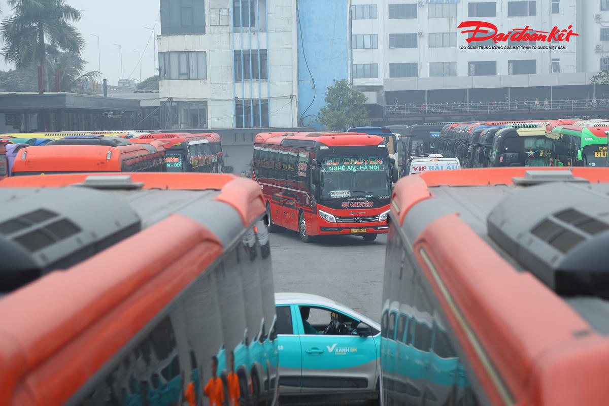 Theo ghi nhận của PV Báo Đại đoàn kết tại các bến xe lớn như Giáp Bát, Gia Lâm, Nước Ngầm…, không khí Tết hiện rõ với cờ hoa, băng rôn, tiểu cảnh xuân được trang trí bắt mắt. Những khu vực chờ xe, sảnh bán vé được vệ sinh sạch sẽ, tạo không gian thông thoáng, thân thiện cho hành khách trong những ngày cao điểm cuối năm.