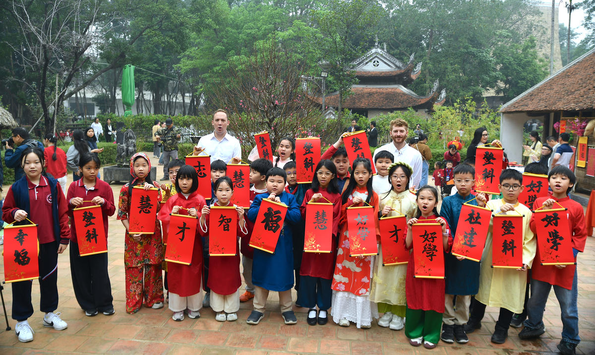 Các hoạt động không chỉ giúp công chúng, đặc biệt là trẻ em, hiểu thêm về giá trị thẩm mỹ, kỹ năng thủ công và tri thức dân gian, mà còn góp phần nuôi dưỡng tình yêu đối với văn hóa truyền thống và tạo nên những khoảnh khắc sum vầy, gắn kết gia đình trong dịp đầu năm. Ảnh: Phạm Sỹ.. 