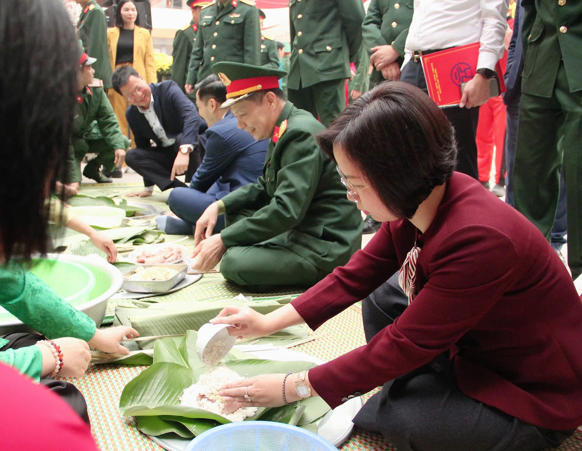 Lãnh đạo Mặt trận TP chung vui cùng chính quyền và bà con nhân dân trong Chương trình “Tết Quân dân - Phú Thượng - Nồng ấm - Sẻ chia. Ảnh: PV
