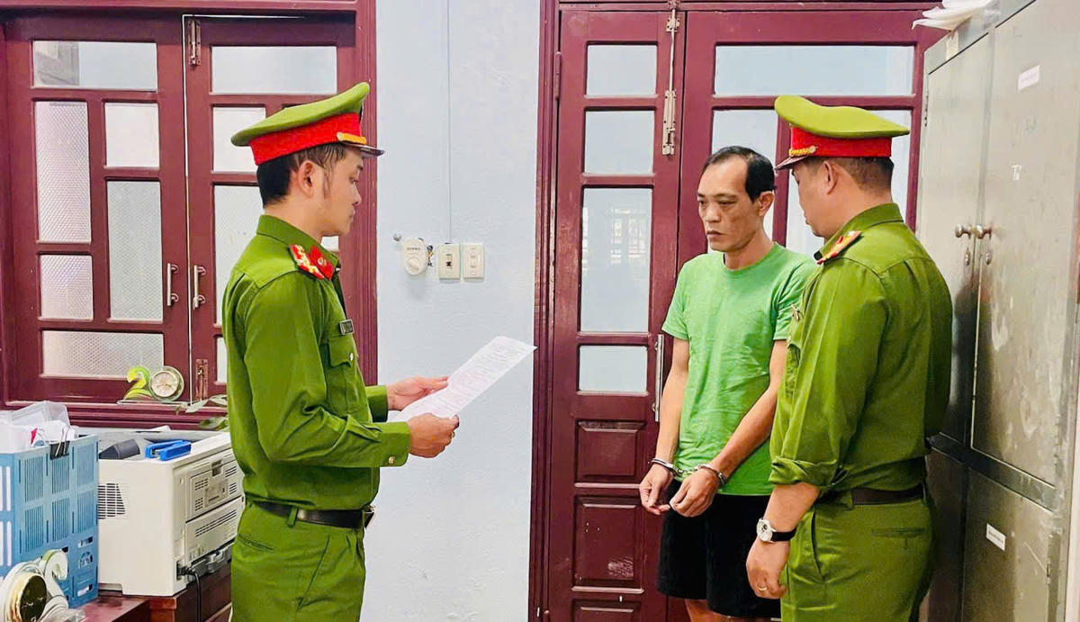 Lực lượng Công an đọc quyết định bắt đối tượng Nguyễn Lê Công Hoàng. Ảnh: CV.