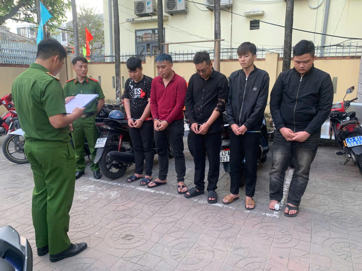 Các đối tượng liên quan đến vụ việc tại cơ quan điều tra. Ảnh: CV.