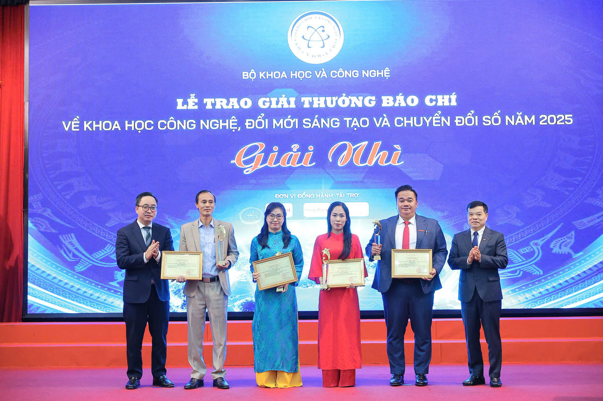 Với loạt bài “Để những nghiên cứu khoa học ứng dụng vào thực tiễn”, nhóm tác giả của Báo Đại đoàn kết, gồm: Lê Thị Thu Hương, Nguyễn Thu Hoài, Nguyễn Thị Thu Hương đã đoạt giải Nhì Giải thưởng báo chí về KHCN, ĐMST&amp;CĐS năm 2025.