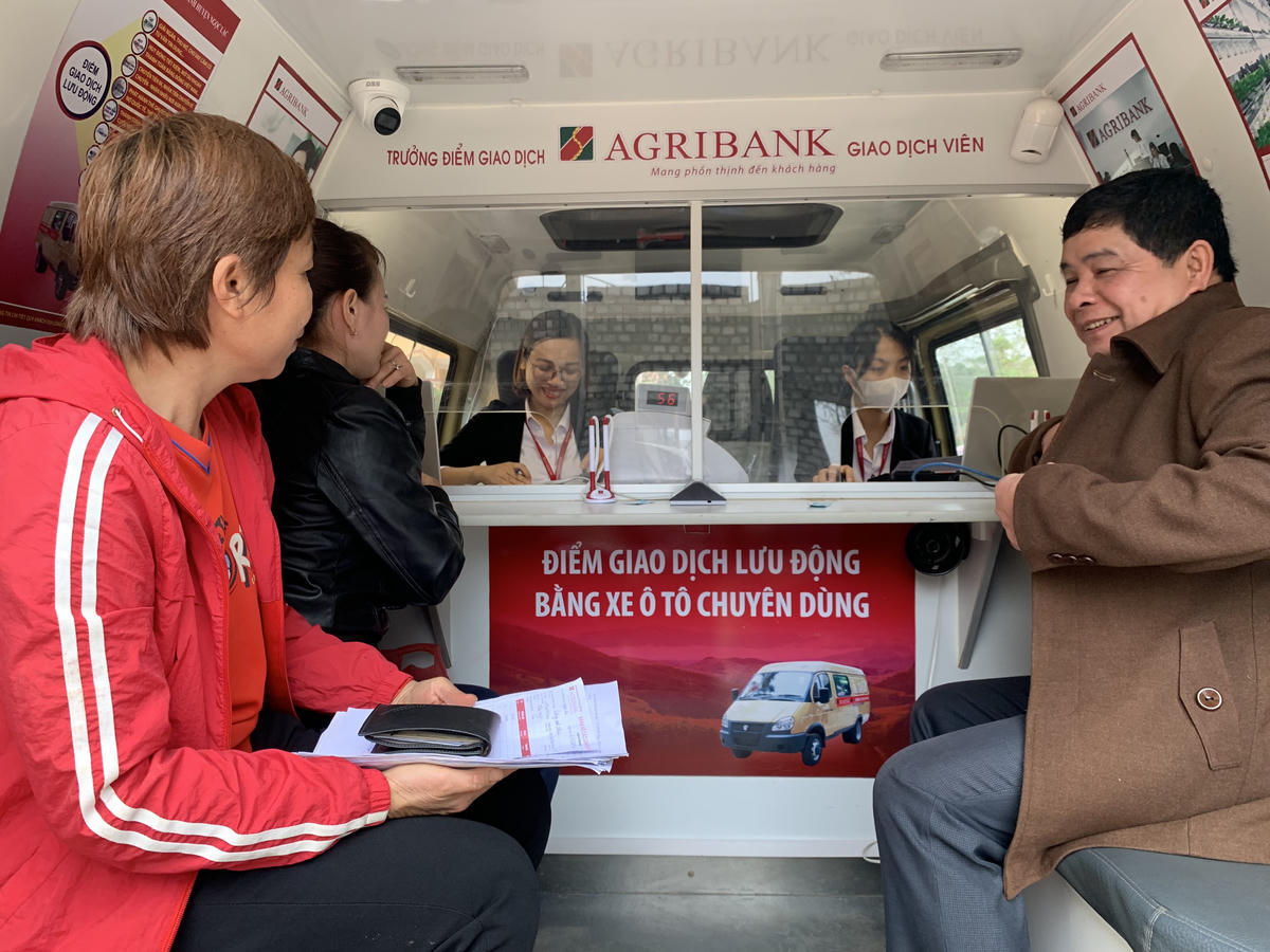 Ngân hàng lưu động của Agribank đưa dòng vốn đến tận tay bà con nhân dân ở các vùng sâu, vùng xa, góp phần ngăn chặn, đẩy lùi tín dụng đen