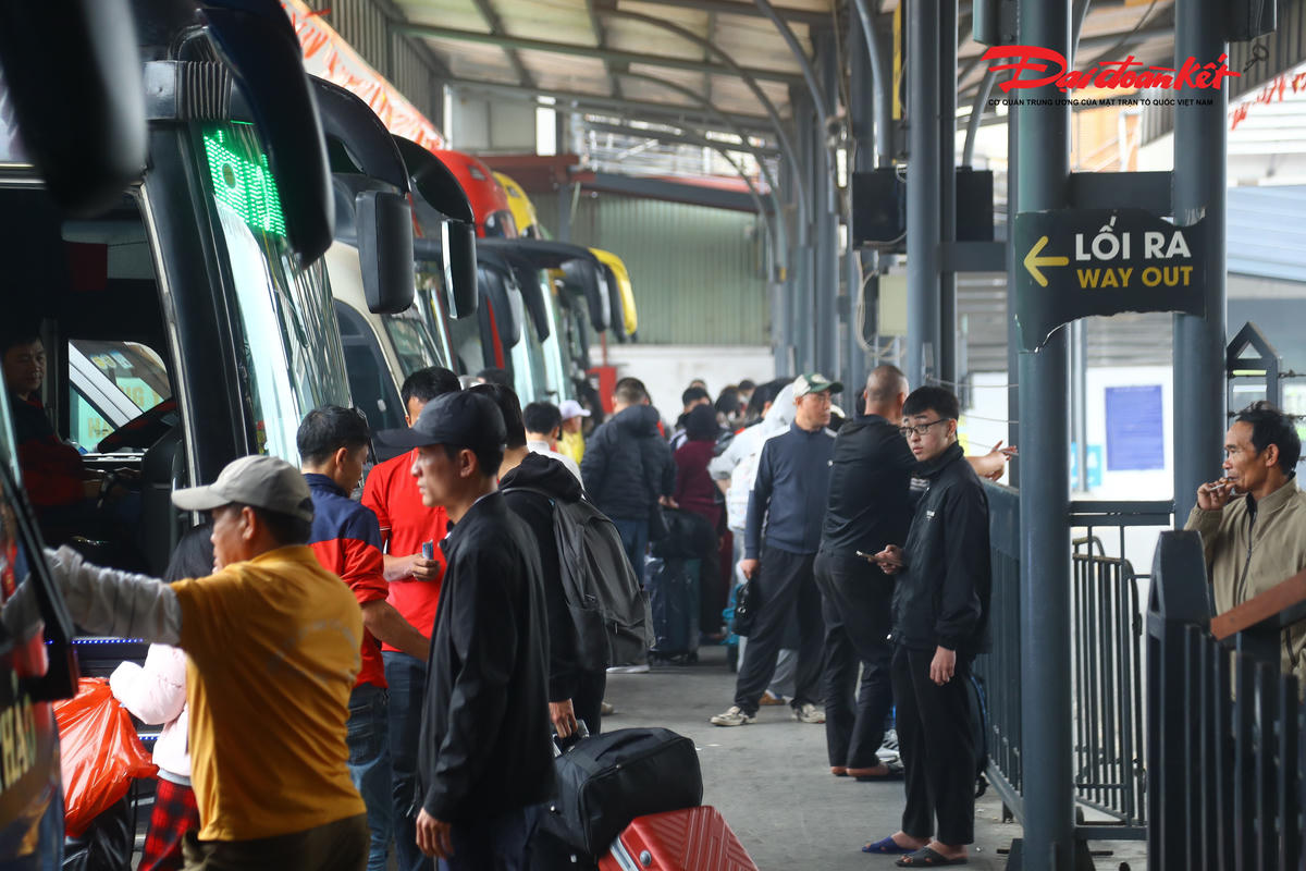 Chia sẻ với PV Báo Đại đoàn kết, ông Trịnh Hoài Lam, Phó Giám đốc Bến xe Nước Ngầm cho biết, đến thời điểm này, Bến xe Nước Ngầm đã sẵn sàng mọi điều kiện để phục vụ bà con đi lại trong dịp lễ. Chúng tôi chủ động xây dựng các phương án từ sớm, bảo đảm hoạt động vận tải diễn ra an toàn, thông suốt, đáp ứng nhu cầu đi lại tăng cao của người dân.