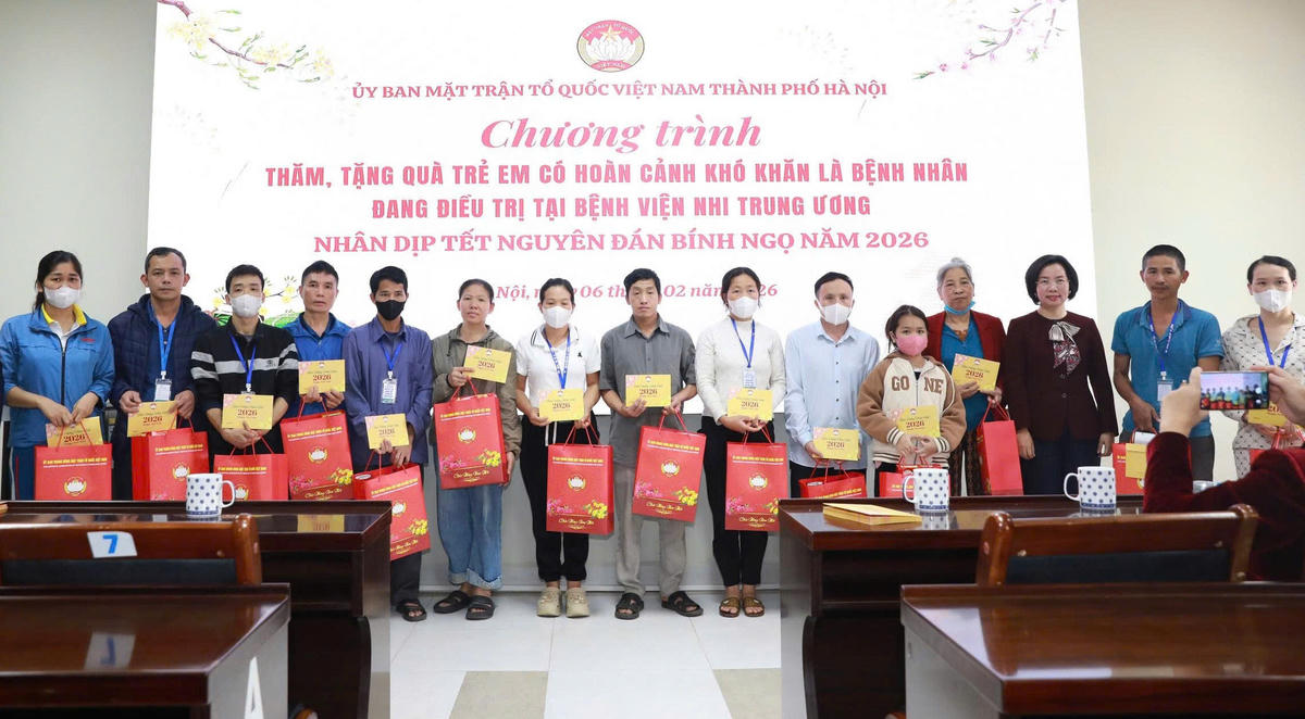 Lãnh đạo MTTQ Việt Nam TP Hà Nội thăm, tặng quà cho đại diện gia đình có con em đang điều trị tại Bệnh viện Nhi Trung ương. Ảnh: PV