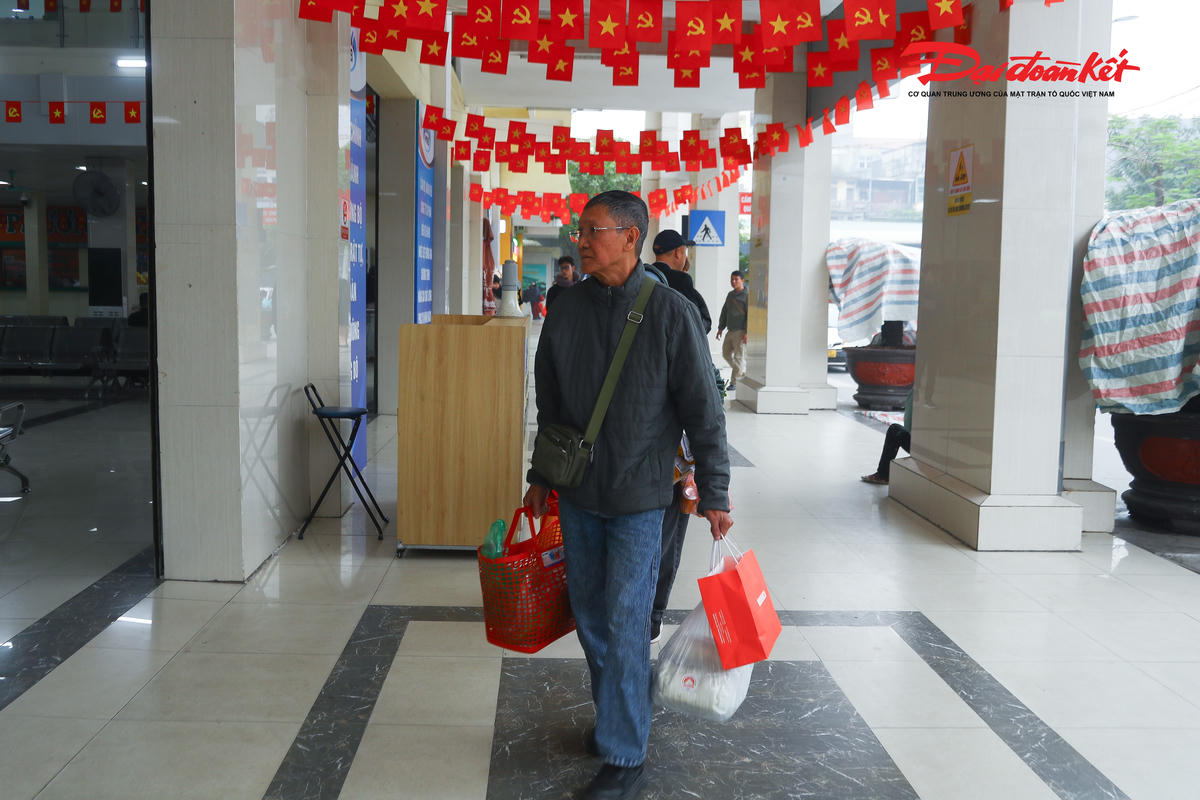 Tương tự, theo ghi nhận tại bến xe Giáp Bát, công tác chuẩn bị phục vụ hành khách dịp Tết Nguyên đán cũng đang được triển khai đồng bộ. Các phòng chờ, khu vực bán vé đã được sửa chữa, nâng cấp và thay mới khang trang, sạch sẽ; hệ thống biển chỉ dẫn, ghế ngồi, quầy thông tin được bố trí lại hợp lý, tạo thuận tiện cho người dân khi mua vé và chờ xe.