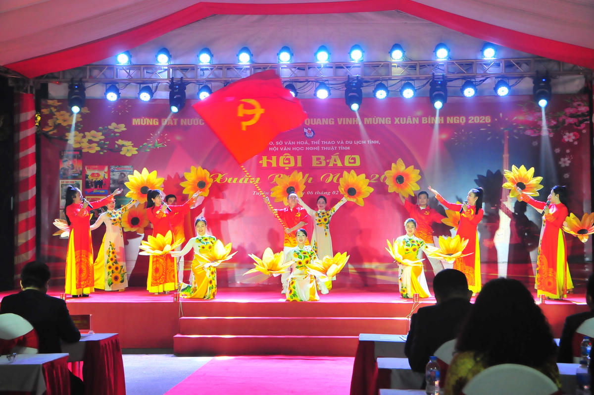 Chương trình văn nghệ chào mừng làm bừng lên sắc Xuân mới, khí thế mới Hội báo Xuân Tuyên Quang 2026. Ảnh: Xuân Trường.