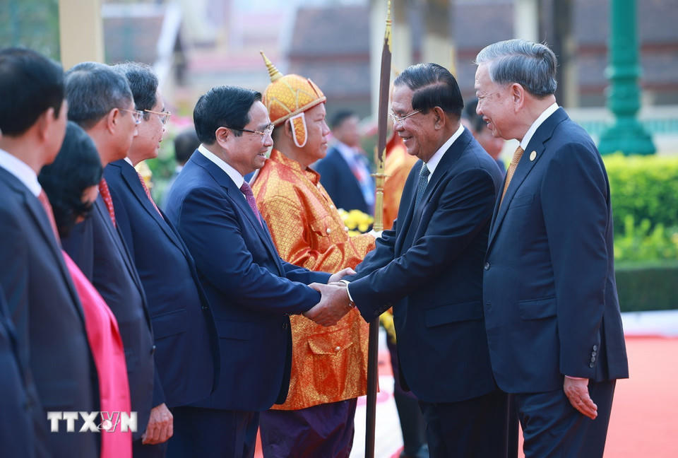 Tổng Bí thư Tô Lâm giới thiệu thành viên đoàn cấp cao Việt Nam với Samdech Techo Hun Sen. (Ảnh: Dương Giang/TTXVN).