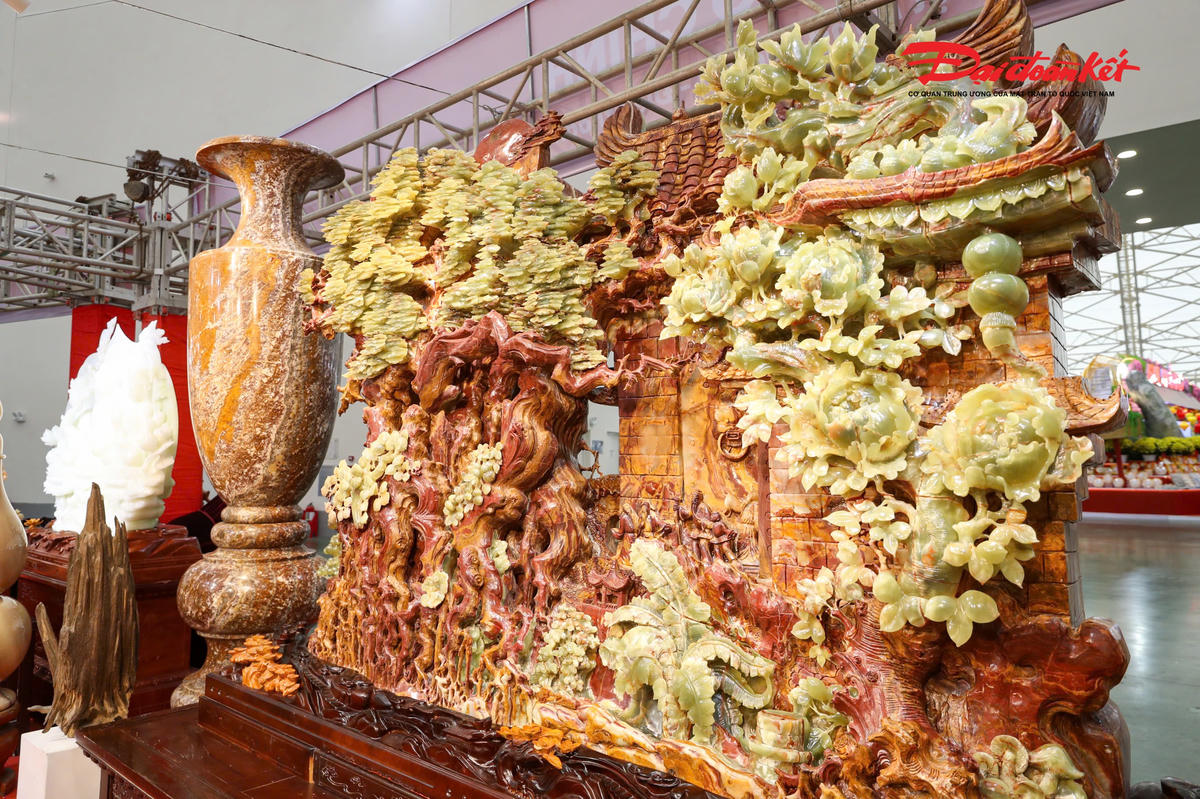 Nổi bật tại khu trưng bày là bức tranh đá quý làm từ đá onyx, được niêm yết giá 9,5 tỷ đồng, thu hút sự chú ý và tò mò của đông đảo khách tham quan.