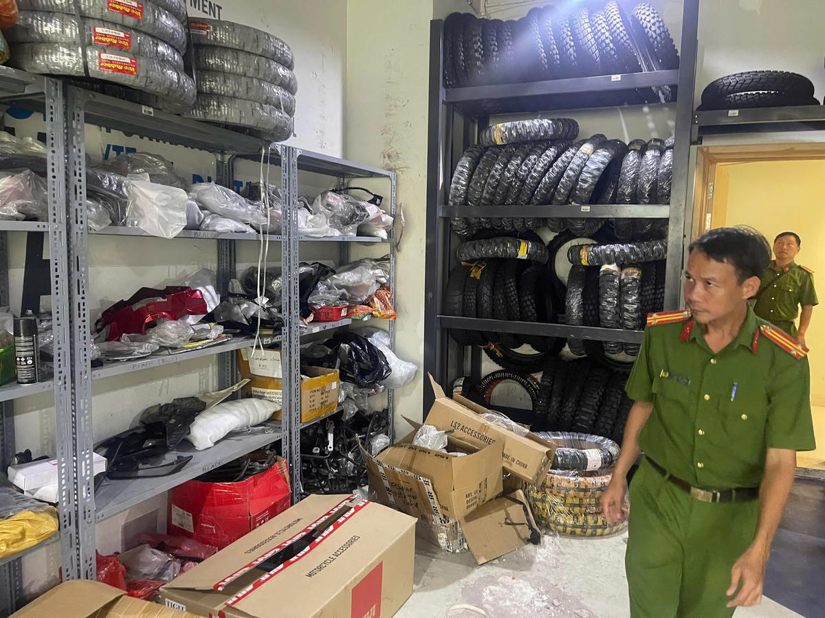 Công an kiểm tra cơ sở kinh doanh xe máy có hành vi "trốn thuế". Ảnh: CA.