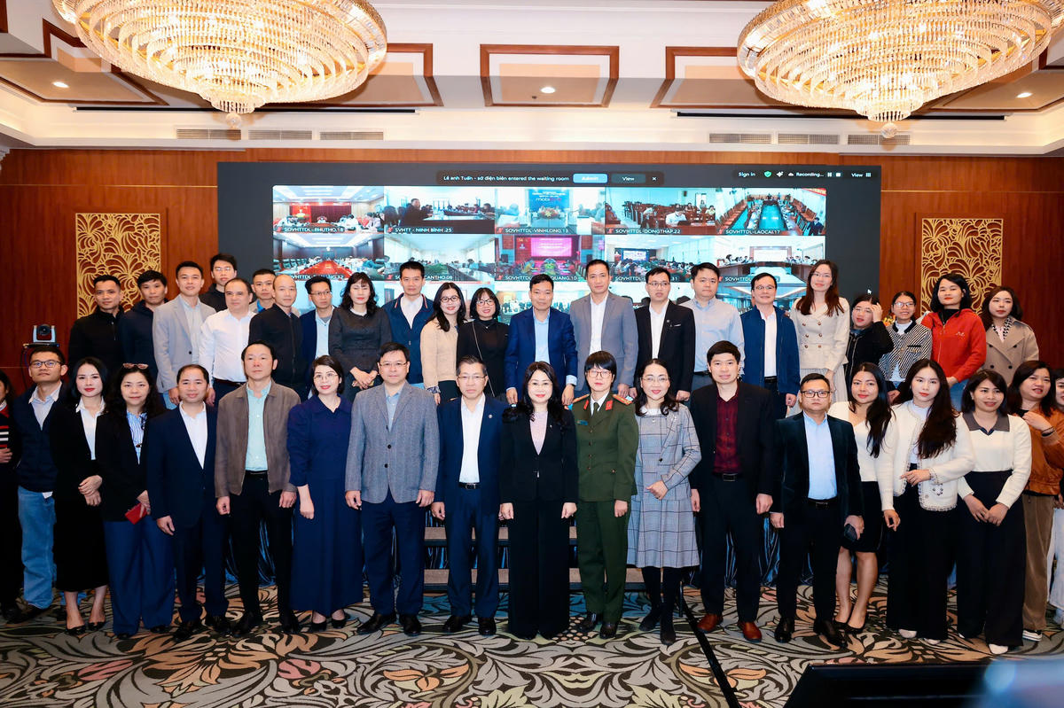 Các đại biểu dự Hội nghị chụp ảnh lưu niệm. 