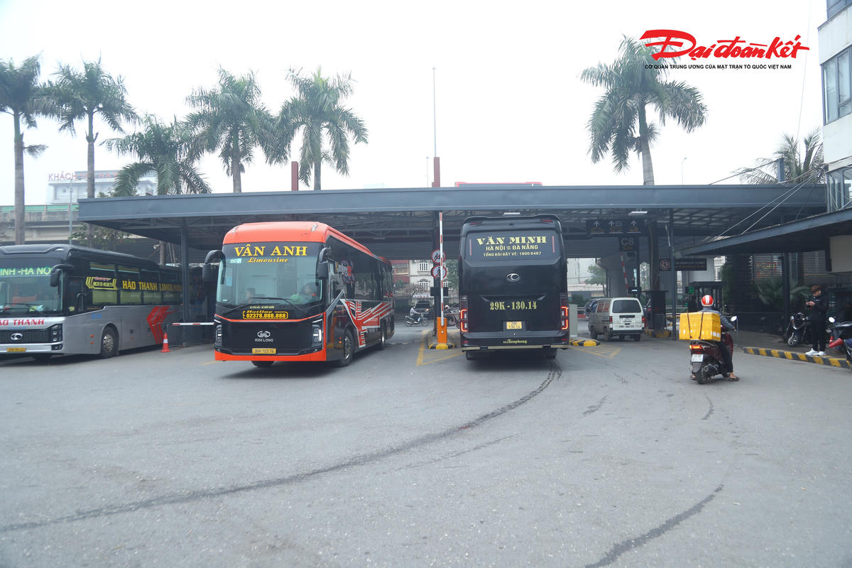 Theo ông Lam, bến xe kiểm soát chặt chẽ tất cả các phương tiện khi xuất bến, yêu cầu các xe chở đúng số người theo quy định, tuyệt đối không để xảy ra tình trạng chở quá số người. Đồng thời, chúng tôi khuyến cáo bà con khi đến bến nên vào bến mua vé chính thức, kiểm tra đầy đủ thông tin về giá vé, giờ xuất bến đã được niêm yết công khai trên bảng điện tử để bảo đảm quyền lợi của mình.