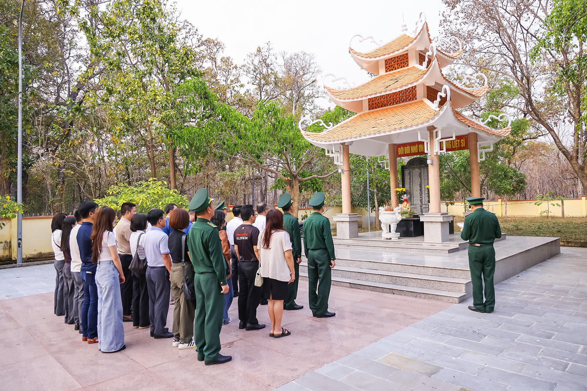 Khoảnh khắc trang nghiêm trong lễ dâng hương tưởng niệm các Anh hùng liệt sĩ – những người đã hy sinh vì sự nghiệp bảo vệ biên giới Tổ quốc.&nbsp;Ảnh: Quang Vinh.